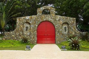 商店のドアは内開きにするべきか、外開きにするべきか