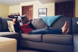 玄関からソファが見える場合の風水の注意点