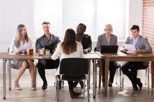 なぜ上司と対面で座って仕事をするのは良くないのか