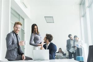 オフィスのドアの背後に座ることのデメリットとは