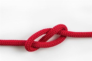 枕の下に赤い紐を置くととても霊験がある