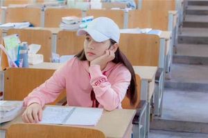 幸運の赤い紐は左腕に巻くべきか、右腕に巻くべきか